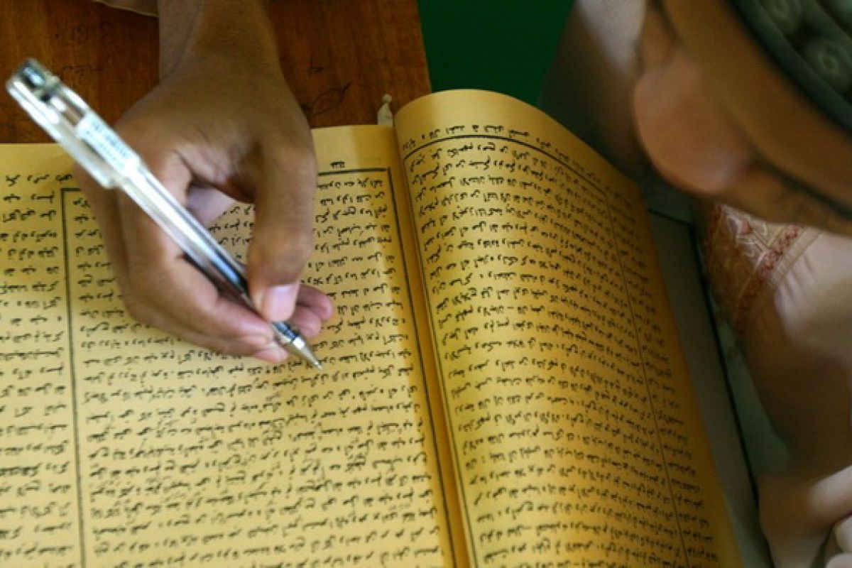 Reaktualisasi dan kontekstualisasi kitab kuning dalam menjawab problematika kekinian 